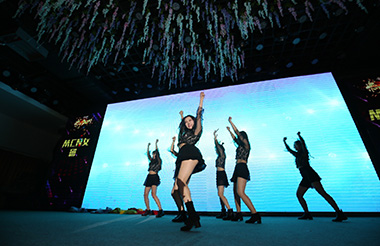 MCN女團勁爆唱跳點燃氣氛